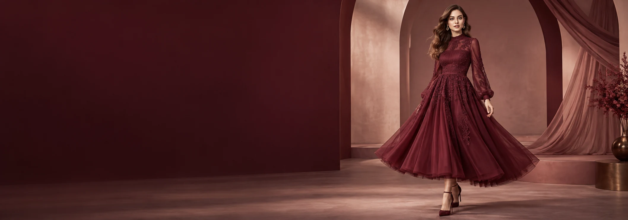 Bordo tül detaylı elbise giyen yetişkin kadın model ile romantik stil rehberleri